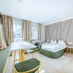Crystls Apartmanhotel