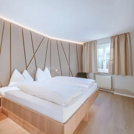 Crystls Apartmanhotel